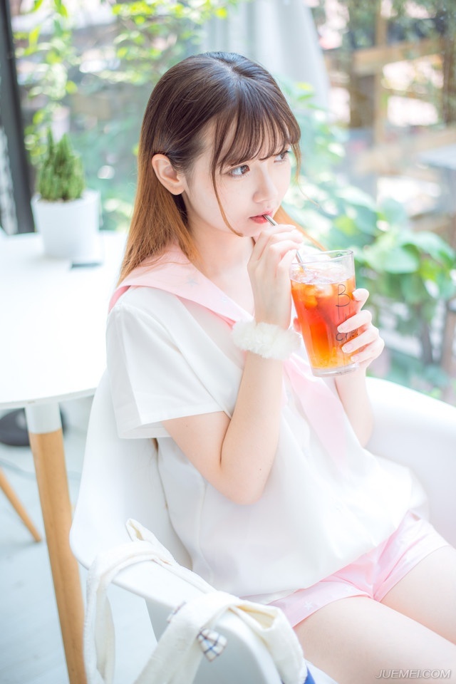 “守户之犬，自毁长城，这么说来周瑜是被孙权逼死的。”对于孙权，吕布并不是太看得起，虽然跟孙策比起来，他更像一个皇帝，但也是守城之主。
